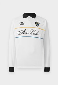 Camisa polo de manga larga blanca con collar y puños negros. Presenta un diseño horizontal con rayas amarillas y azules. Logo de Kappa y "Assoc.Calcio" en letra cursiva.