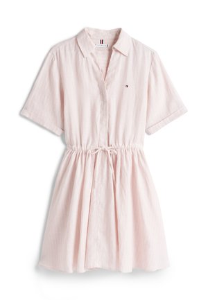 Šviesiai rožinė trumpa suknelė, su apykakle, mygtukų priekyje, susiaučiau juosmeniu ir raišteliu. Pagaminta iš lengvos, tekstūruotos medžiagos.