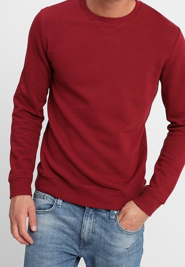 Röd sweatshirt med långa ärmar och rundad halsringning, tillverkad av mjukt tyg; ribbade ärmslut och nederkant, med en avslappnad passform.