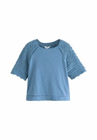 Blauw T-shirt met korte mouwen, voorzien van kant details op de mouwen, een zachte textuur, een ronde halslijn en golvende randen langs de mouwen en de zoom.