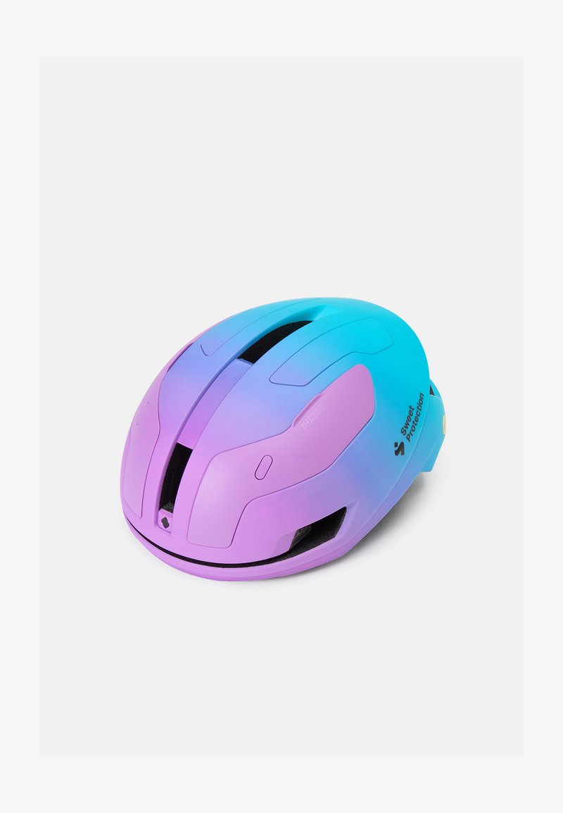 Błyszczący kask z gradientem od różowego do niebieskiego, aerodynamiczny kształt, otwory wentylacyjne oraz akcenty brandingowe w czerni i bieli.