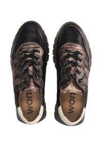Sneaker nere e bronzo con pelle testurizzata e accenti sintetici, dotate di lacci neri e suola imbottita. Logo visibile all'interno.
