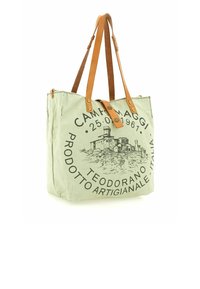 Bolsa tote de lona en verde claro con correas de cuero marrón. Presenta un diseño impreso de un castillo y texto, con detalles de botones metálicos.