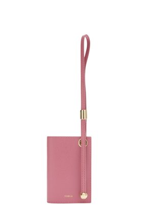 Portachiavi in pelle rosa con finitura testurizzata, dotato di un accento in tono oro, chiusura a scatto e una tracolla staccabile.