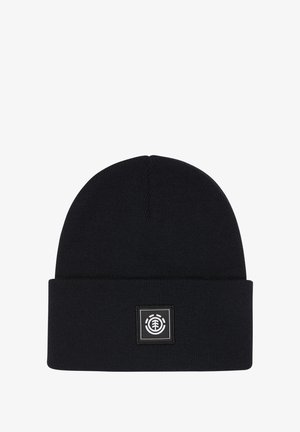 Gorro de punto negro con puño doblado, que presenta un parche de logo cuadrado en blanco y negro en el frente. Textura suave y diseño sencillo.