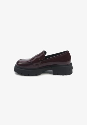 Mocassin en cuir verni bordeaux avec semelle en caoutchouc noir épais et talon large, vue de côté sur fond blanc.