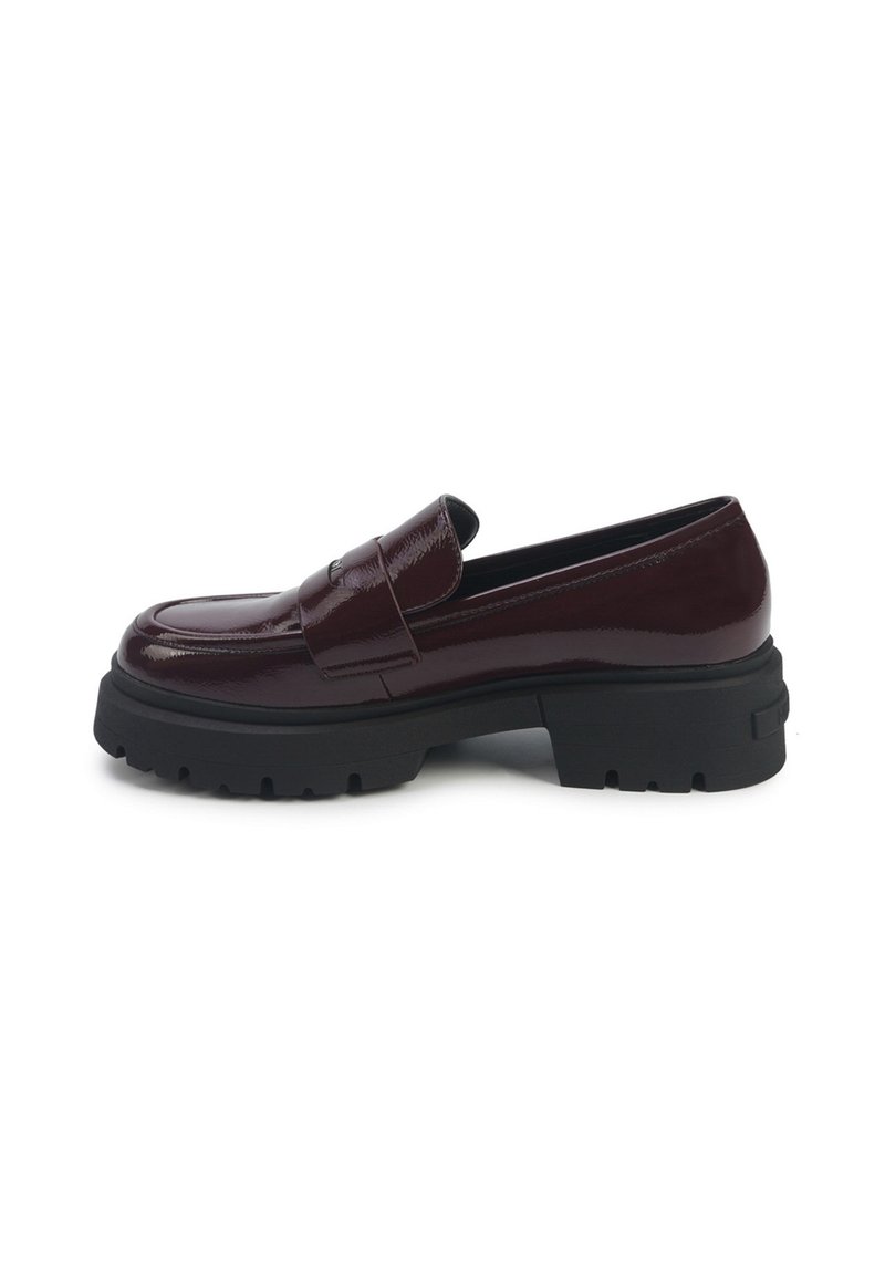 Burgundia läikivast nahast loafers, millel on massiivne must kummist alus ja paks konts, külgvaates valge tausta peal.
