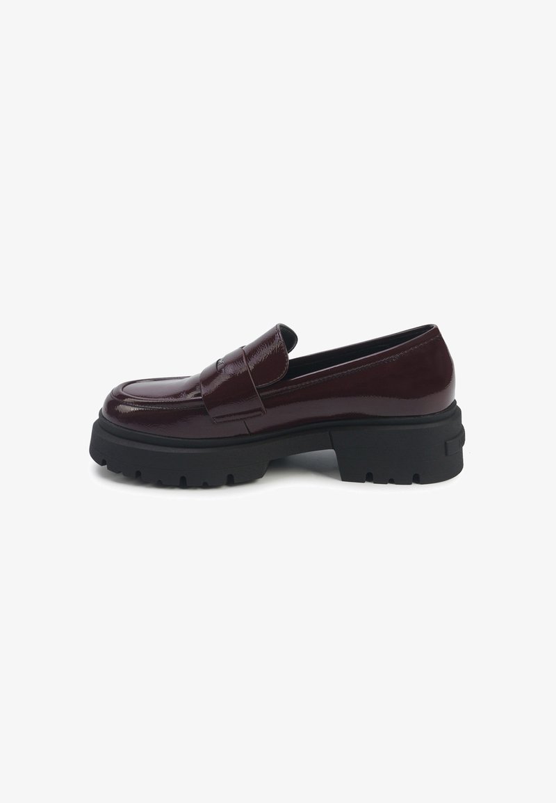 Burgundia läikivast nahast loafers, millel on massiivne must kummist alus ja paks konts, külgvaates valge tausta peal.