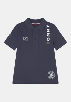Granatowa koszulka polo z krótkim rękawem, kołnierzykiem, dwoma guzikami, napisem "TOMMY", logiem Nowego Jorku oraz emblematem palmy Tommy Hilfiger.