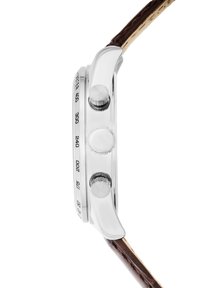 Reloj de acero inoxidable con una correa de cuero marrón. Tres coronas en el lado derecho, bisel marcado con medidas de profundidad e incrementos de tiempo.