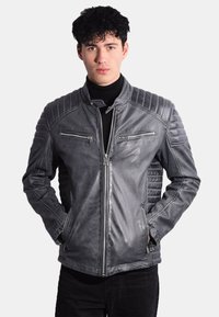 Grijze leren motorjack met geborduurde schouderaccenten, twee ritsborstzakken en zijzakken. Gladde textuur en slim fit ontwerp.