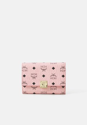Carteira acolchoada rosa com logos MCM pretos e padrões de diamante, segura com um fecho retangular em tom dourado. Forma retangular compacta.