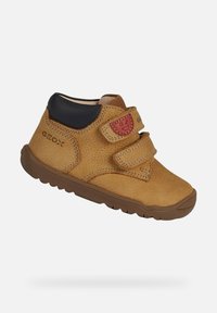 Stivaletto in pelle marrone con due fascette in Velcro, finitura texture, tacco blu a contrasto e suola in gomma progettata per comfort e durata.
