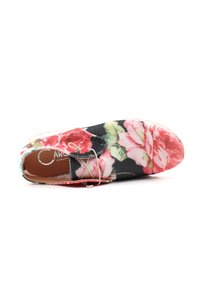 Zapato con estampado floral que presenta rosas rosas y verdes sobre una tela de malla negra. Incluye una plantilla de cuero marrón y detalles metálicos en plata.