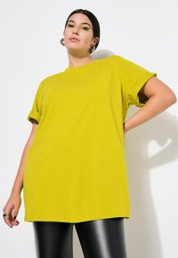 Studio Untold LONGLINE - Jednoduché tričko - yellow green