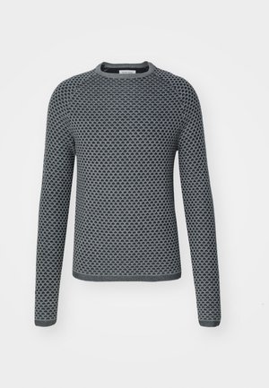 Sweater cinza de malha com um padrão texturizado em colmeia, apresentando mangas longas e decote redondo. Tecido macio com detalhes canelados.