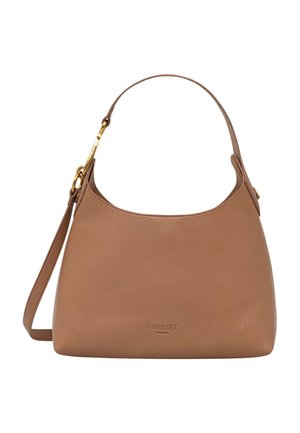 Borsa a mano in pelle marrone con un unico manico superiore e tracolla removibile, caratterizzata da ferrature color oro e logo discreto in rilievo.