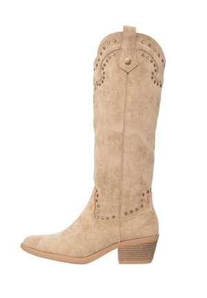 Bottes montantes en daim beige avec des clous décoratifs, un bout arrondi et un talon empilé. Le design présente un bord supérieur festonné.