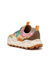 Sneaker colorato caratterizzato da un mix di materiali: camoscio in beige, rosa e marrone, con una suola bianca maculata e dettagli arancioni. Design testurizzato.