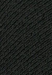 Tejido negro texturizado que presenta un patrón de ribetes diagonales, con una superficie ligeramente elevada y un color uniforme en todo su recorrido.
