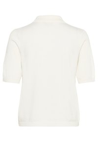 Hvid kortærmet strikket sweater med polo krave, der har en glat tekstur og ribbede detaljer ved ærmerne og kanten.