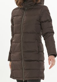 Brązowa kurtka puchowa z zamkiem z przodu, dopasowanym kapturem i ściągaczami przy rękawach. Posiada pikowaną fakturę, boczne kieszenie i detal z logo na rękawie.