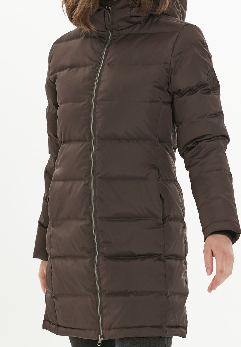 Brązowa kurtka puchowa z zamkiem z przodu, dopasowanym kapturem i ściągaczami przy rękawach. Posiada pikowaną fakturę, boczne kieszenie i detal z logo na rękawie.