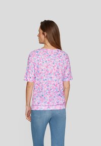 Short-sleeve top in lightweight fabric with a multicolored abstract pattern in pink, blue, and purple. Straight cut and round neckline.