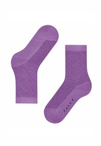 Lila Socken mit einem strukturierten geometrischen Muster am Schaft und glatten Knöchelriemen; Logo "FALKE" nahtlos in der Nähe der Ferse gedruckt.