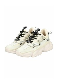 Weiße klobige Sneakers mit Mesh-Einsätzen, schwarzen Schnürsenkeln und Gummisohlen. Mit strukturierten Akzenten und Zugschlaufen an der Ferse.