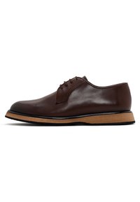 Scarpa da uomo in pelle marrone con punta arrotondata, lacci sul davanti e suola in legno stratificato. Texture liscia con un design elegante.