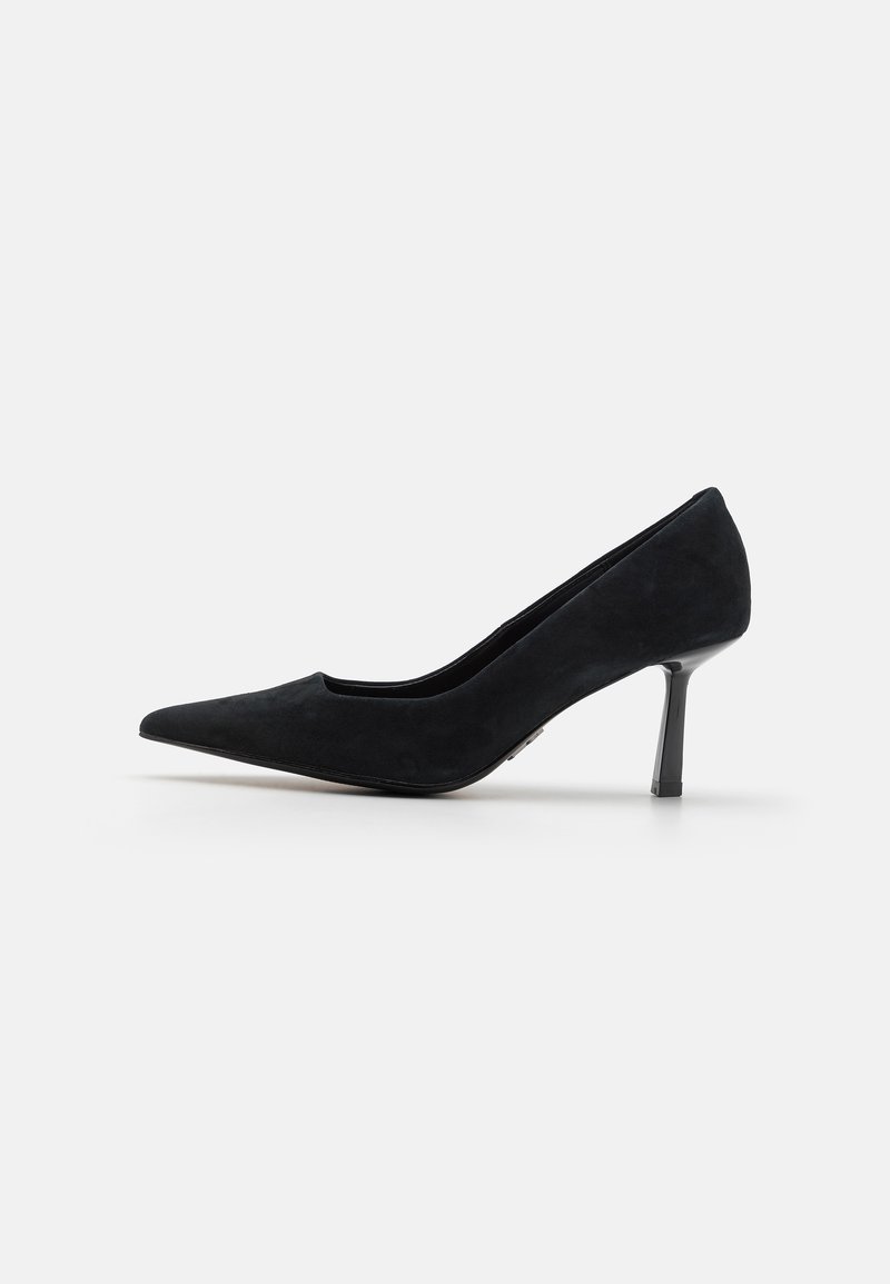 Schwarzer Wildleder-Pump mit spitzer Toe-Form und elegantem Design, ausgestattet mit einem glänzenden schwarzen Stiletto-Absatz und einem glatten, strukturierten Obermaterial.