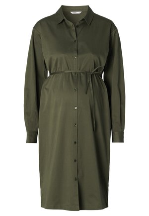Olijfgroene, knoopsluiting jurk met een kraag, lange mouwen en een verwijderbare strikceintuur op de taille, gemaakt van een zachte, lichte stof.