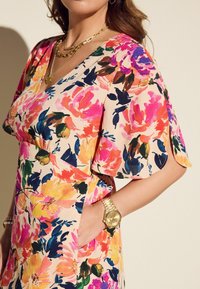 Myleene Klass FLORAL TEA - REGULAR FIT - Džersejové šaty - pink