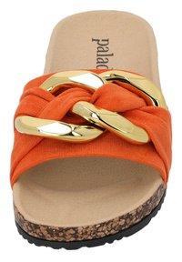 Infradito in tessuto arancione con design a strappo incrociato, caratterizzati da un accento di catena dorata. Suola in sughero con fondo in gomma nera testurizzata.