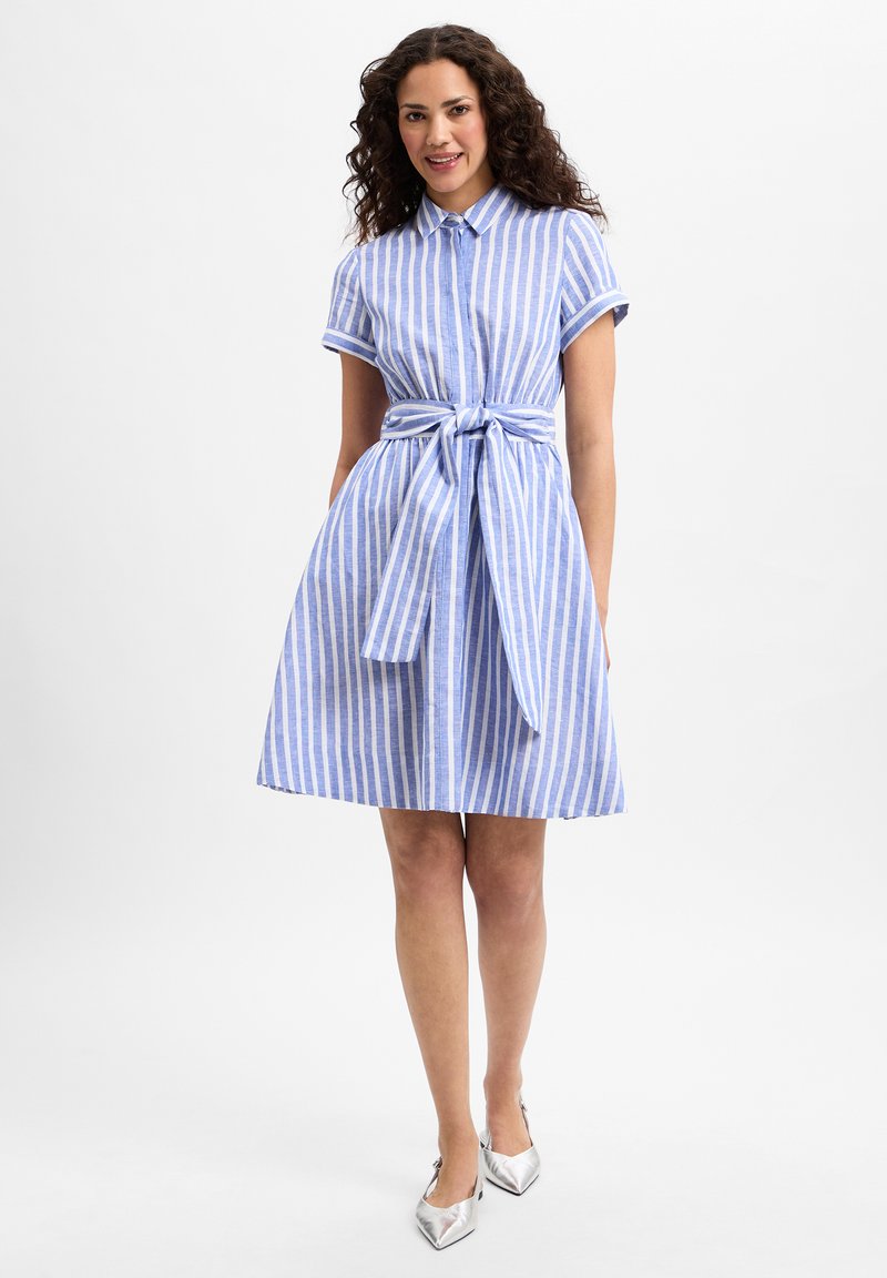 Abito camicia a righe blu e bianche con maniche corte, chiusura frontale con bottoni, vita con cintura e tasche, realizzato in tessuto leggero.
