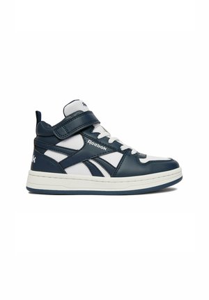 High-top Reebok sneaker i navy og hvid med snørebånd og en velcro-rem på en hvid baggrund.