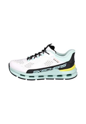 Zapatillas de correr con parte superior blanca, acentos en negro y menta, perforaciones para transpirabilidad, suela acolchada y un prominente logo de "SKECHERS".