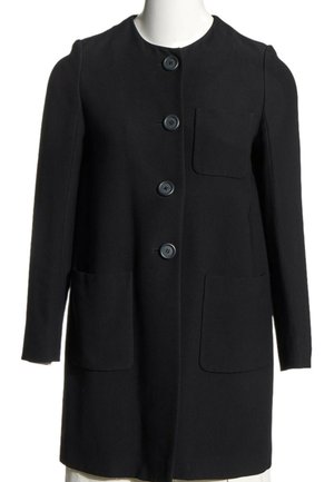 Manteau noir à manches longues avec col rond, quatre boutons devant et trois grandes poches devant, présenté sur un mannequin blanc.