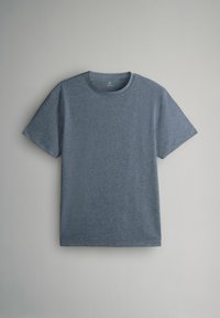 Tričko s krátkym rukávom a okrúhlym výstrihom v tmavomodrej farbe. Vyrobené z mäkkej, textúrovanej látky. Normálny strih s minimálnymi švovými detailmi a bez grafiky.