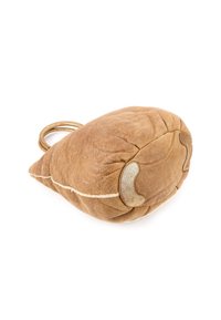 Sac à main en cuir marron doux avec une forme arrondie, froncée et des poignées circulaires dorées sur fond blanc.
