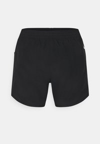 Pantalones cortos deportivos negros con cintura elástica, costuras planas y bolsillos laterales. Cuentan con un dobladillo redondeado para facilitar el movimiento.