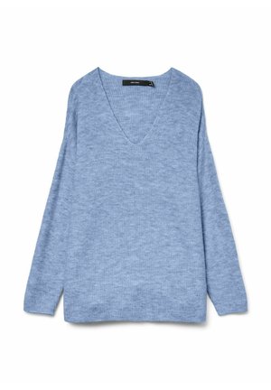 Gaiši zils ribots adījuma džemperis ar garām piedurknēm un V veida kakla izgriezumu, nolikts uz baltas virsmas.