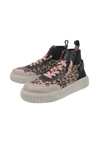 Wysokie trampki z tkaniną w panterkę, czarnymi akcentami, różowymi sznurowadłami oraz fakturowaną, beżową gumową podeszwą.