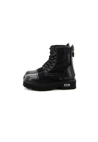 Stivaletti neri alla caviglia con tomaia in mesh testurizzato, punta rinforzata e suola a piattaforma spessa. Caratterizzati da lacci frontali e cerniera laterale.