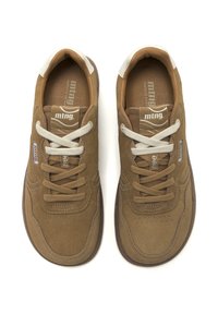 Sneaker in suede marrone con design lacciato, dettagli in marrone chiaro, fori sulla punta e collare imbottito per il comfort.