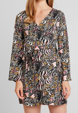 Robe noire avec décolleté en V, manches longues et taille ceinturée, présentant un imprimé animal vibrant mélangé avec des accents de rose, jaune et blanc.