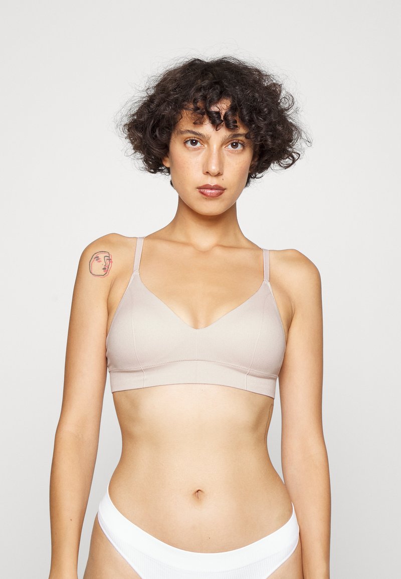 Maidenform - PURE COMFORT® FEEL GOOD SEAMLESS BRALETTE - Trojúhelníková podprsenka - egv sandshell, Zvětšit