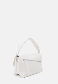 Vit handväska i konstläder med flätad rem, rektangulär form, framficka med dragkedja och en texturerad yta.