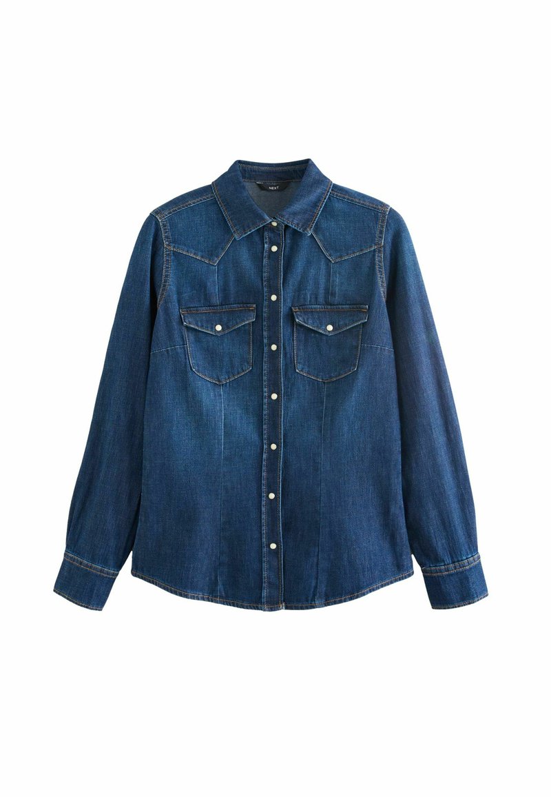 Denimskjorte i mørkeblå, med spidse kraver, to brystlommer, knaplukning og kontrasterende syninger langs sømmene.